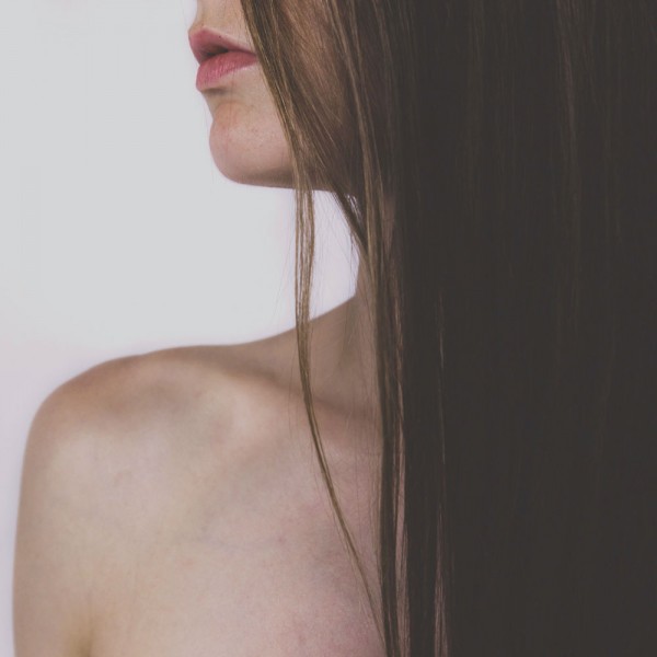 Cómo alisar tu cabello sin plancha o secador (4 trucos para un pelo liso sin calor)