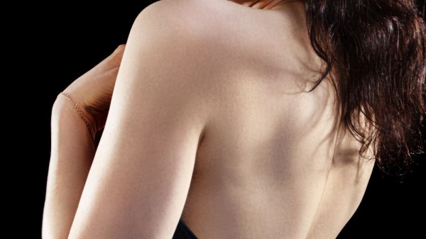 Vello en el escote. Por qué a algunas mujeres les sale pelo en el pecho