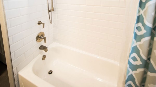 Cómo limpiar una bañera muy sucia (limpieza profunda)