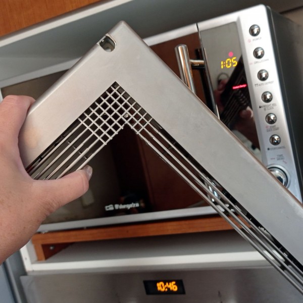 Cómo limpiar un microondas empotrado en un mueble de la cocina