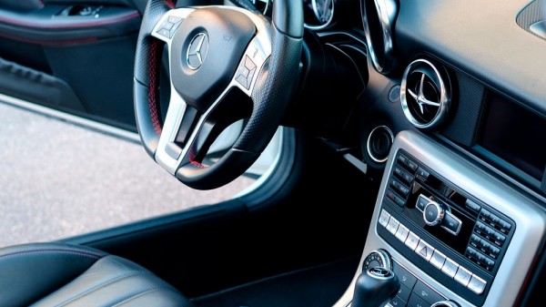 Cómo limpiar bien el interior del coche: salpicadero, cristales, tapicería...