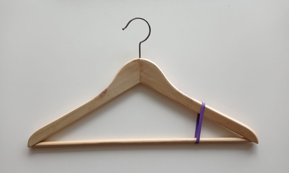 trucos para que la ropa no caiga en el armario