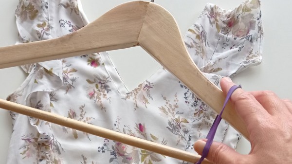 Cómo lograr que la ropa no caiga de las perchas (5 trucos)