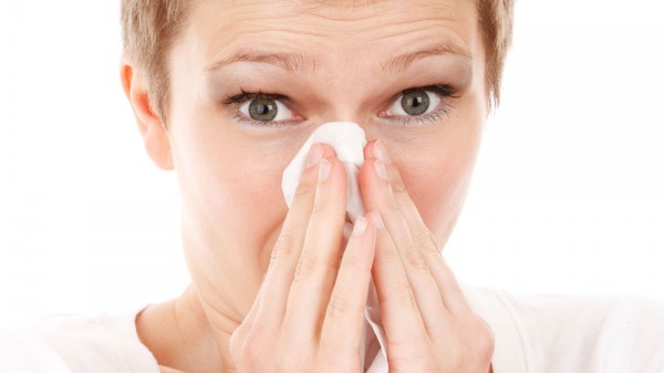 Estornudar por la mañana sin parar: ¿qué significa?