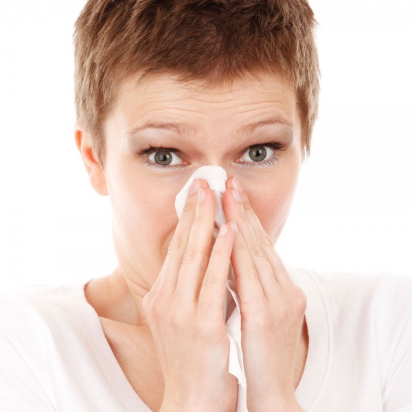 Estornudar por la mañana sin parar: ¿qué significa?