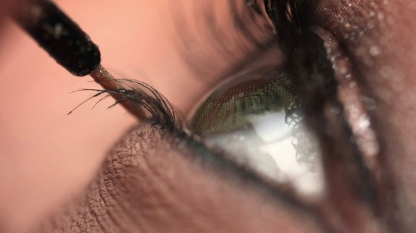 ¿Es el rímel y el delineador malo para los ojos?