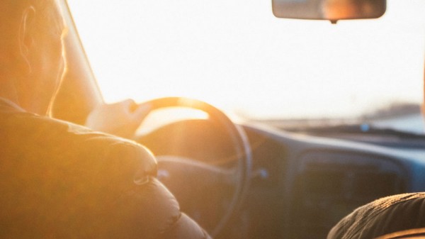 Cómo conducir con el sol de frente (consejos para que el sol no te deslumbre)