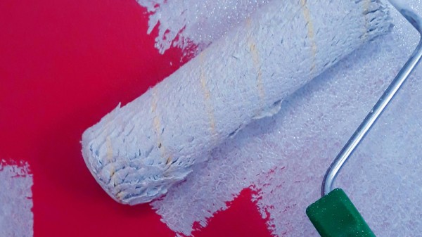Cómo pintar una pared de un color oscuro con otro más claro