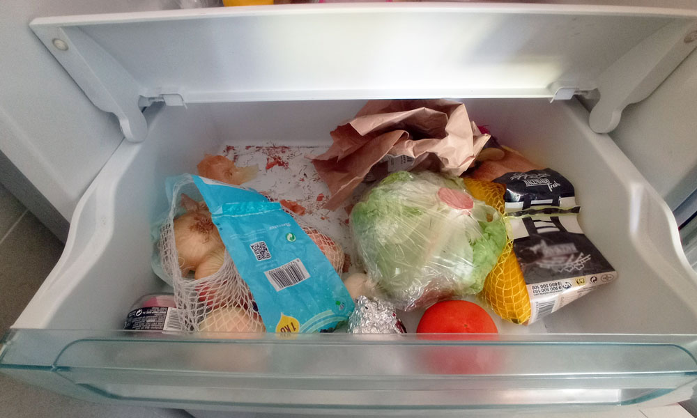 cajon de la nevera sucio