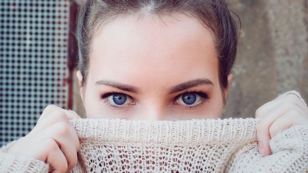 Cómo desvestirte sin manchar de maquillaje tu ropa (truco genial)