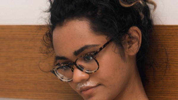 Vello facial en niñas y adolescentes: ¿qué lo causa y cómo eliminarlo?