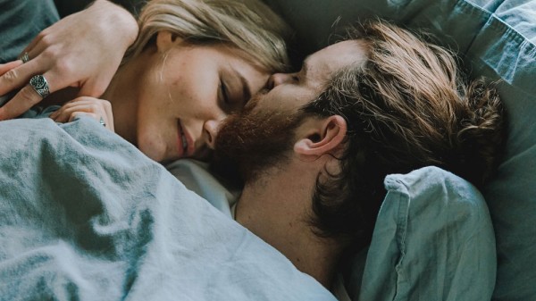Qué revelan las posiciones en las que duermen las parejas