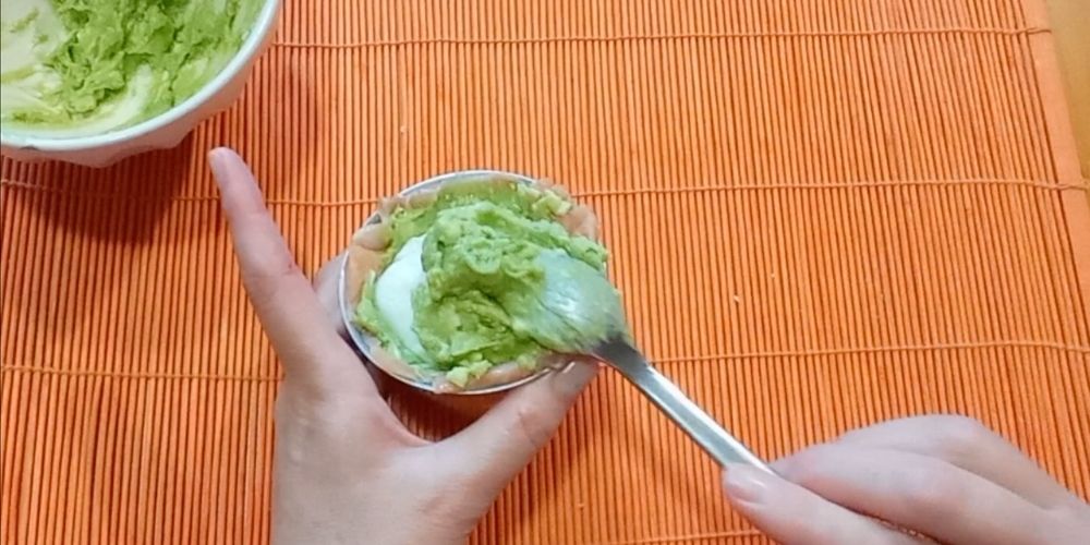 pastel de aguacate y salmón, paso 4