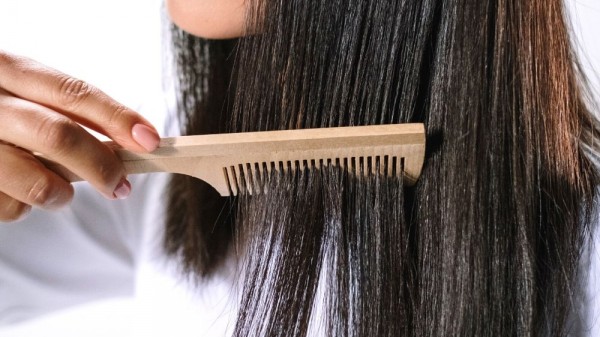 Cómo hacer espray desenredante casero para el cabello
