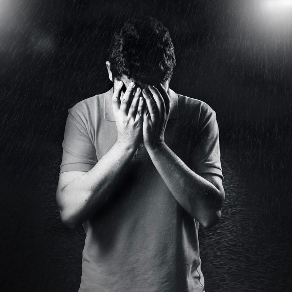 Depresión después de los 40. Por qué hombres y mujeres caen en la crisis de los 40
