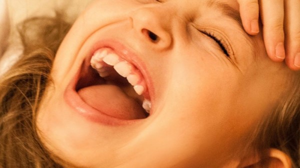 Qué significa reír mientras duermes (interpretación de la risa en sueños)