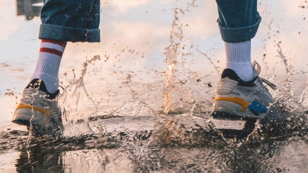 Cómo secar unos zapatos mojados rápidamente (8 trucos)