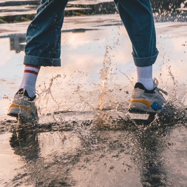 Cómo secar unos zapatos mojados rápidamente (8 trucos)