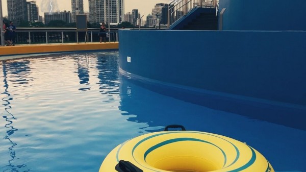 Qué pasa si te bañas en la piscina con tormenta