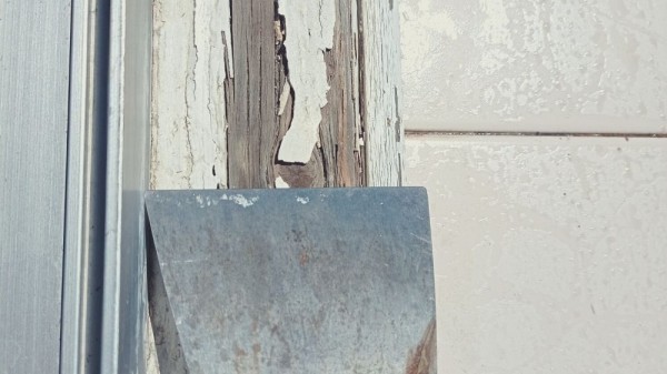 Cómo quitar la pintura descascarillada de la madera