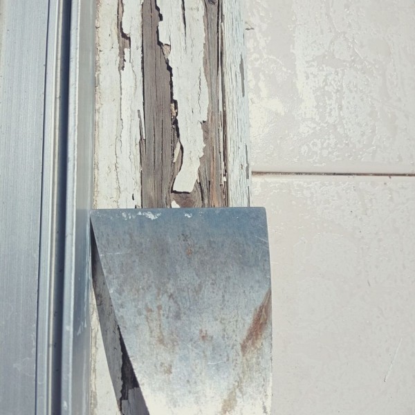 Cómo quitar la pintura descascarillada de la madera