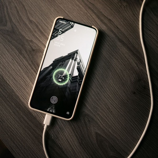Errores comunes al cargar el teléfono móvil... ¿qué no hacer?