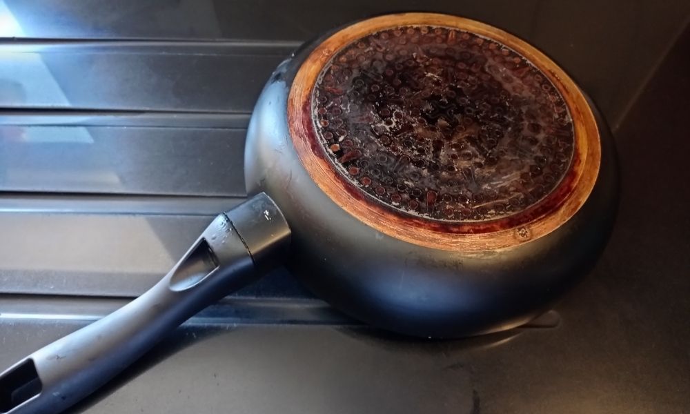 limpiar la base de la sartén, paso 1