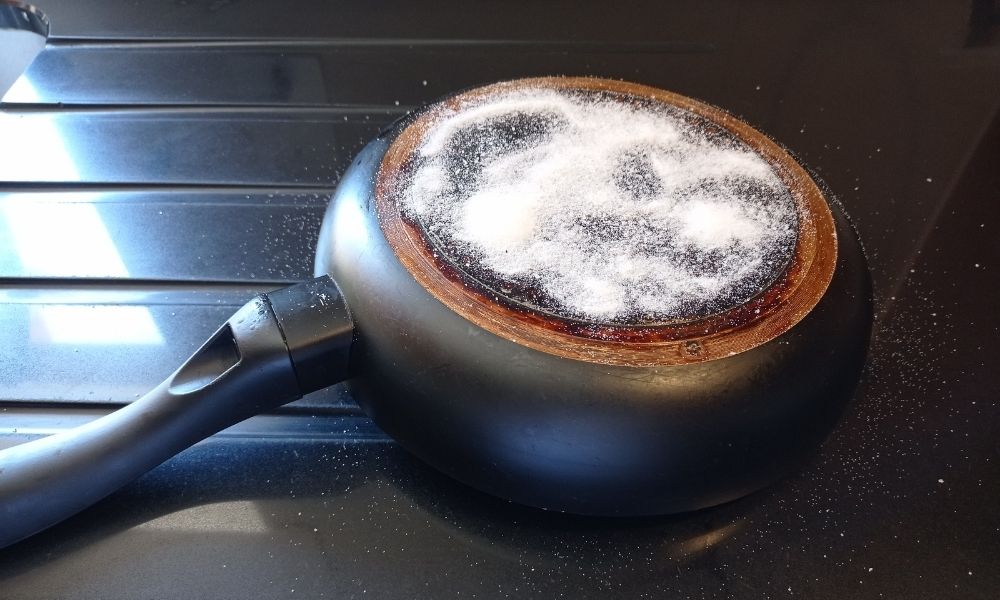 limpiar la base de la sartén, paso 2