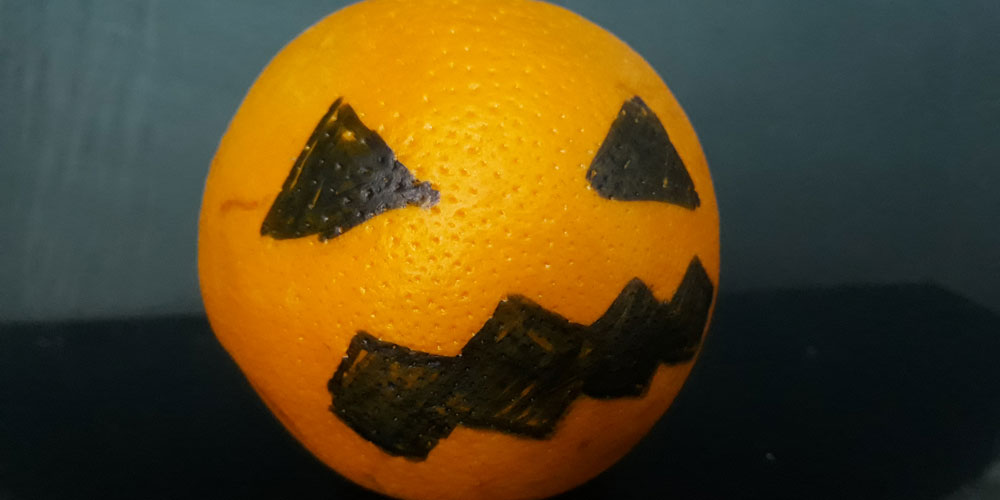 Merienda para halloween: calabaza con una naranja