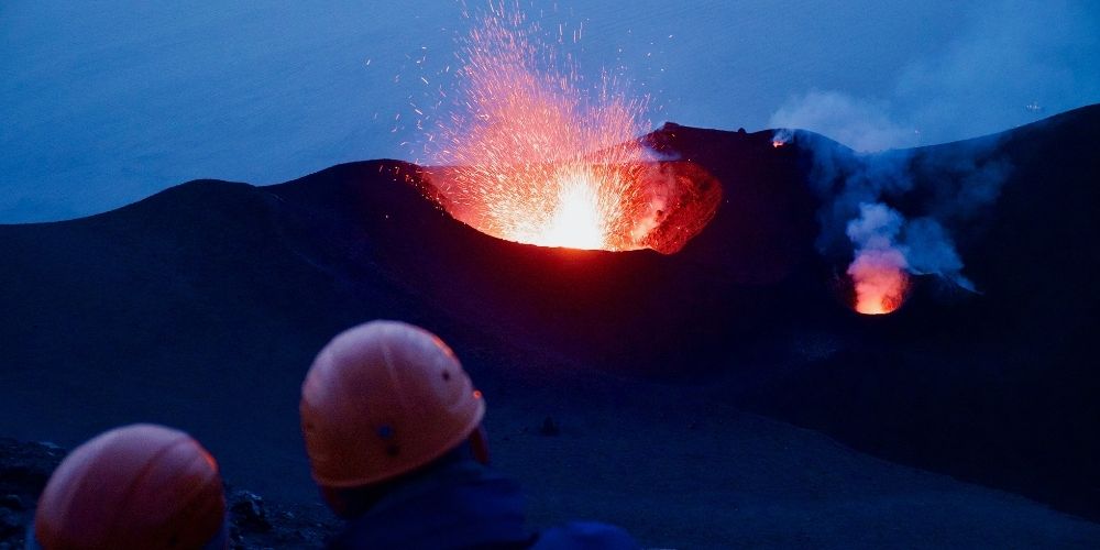 volcán en erupción