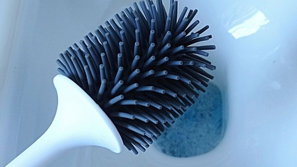 Por qué usar una escobilla de silicona para el inodoro