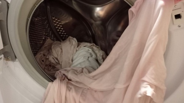Qué hacer si las prendas blancas salen de la lavadora teñidas de otro color