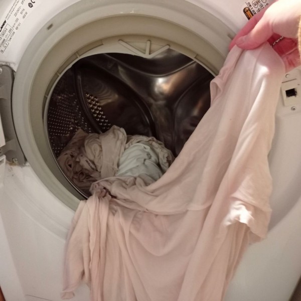 Qué hacer si las prendas blancas salen de la lavadora teñidas de otro color