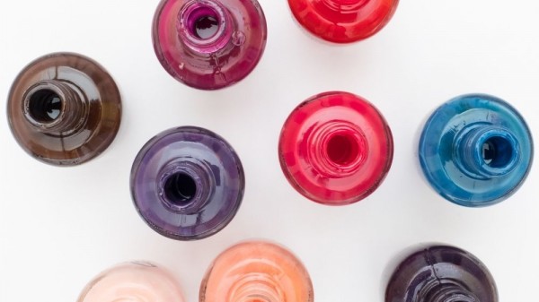 Cómo arreglar un esmalte de uñas seco (un truco eficaz)