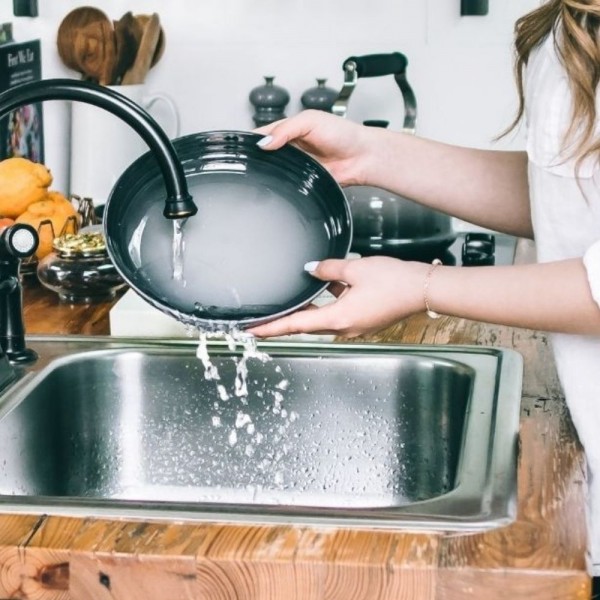 Cómo lavar los platos a mano ahorrando mucha agua