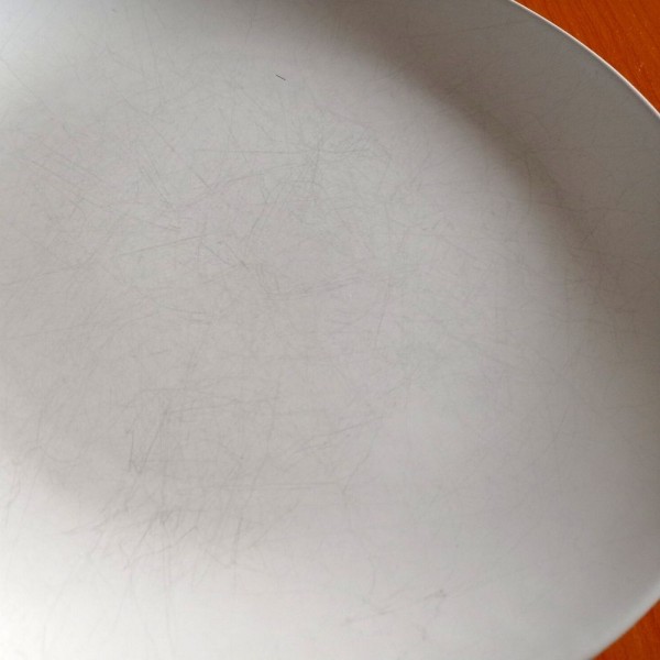 Cómo arreglar platos rayados (5 sencillos trucos)