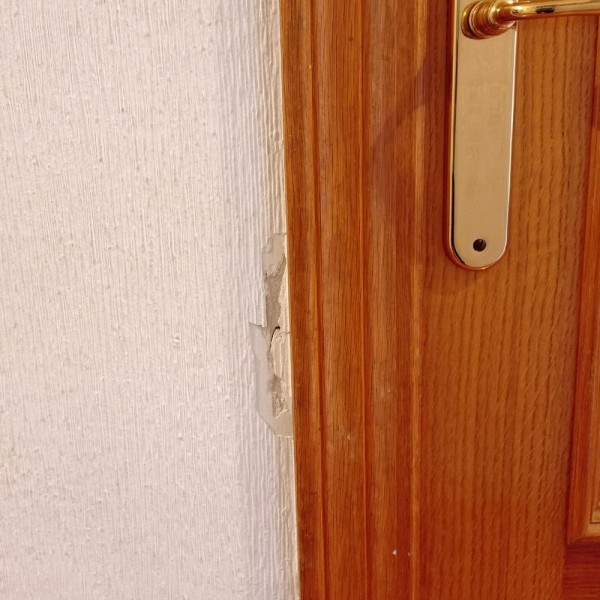 Cómo arreglar una grieta, golpe o agujero en la pared