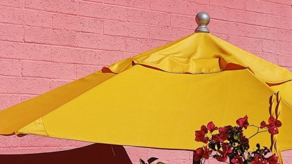 Cómo limpiar toldos y sombrillas de jardín