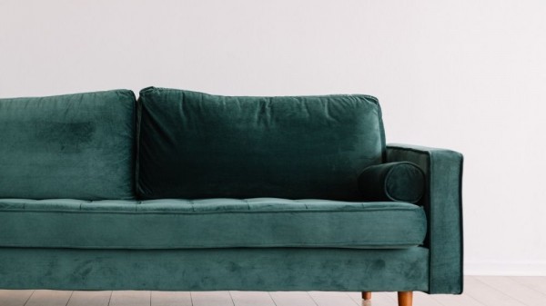 Truco casero para limpiar manchas de tu sofá de microfibra