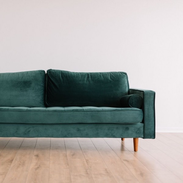 Truco casero para limpiar manchas de tu sofá de microfibra