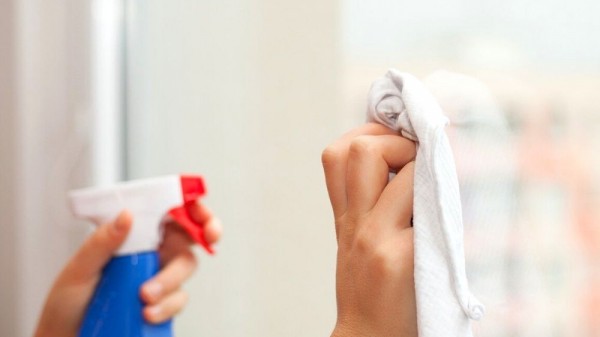 8 errores comunes al limpiar los cristales de la casa (y trucos que funcionan)