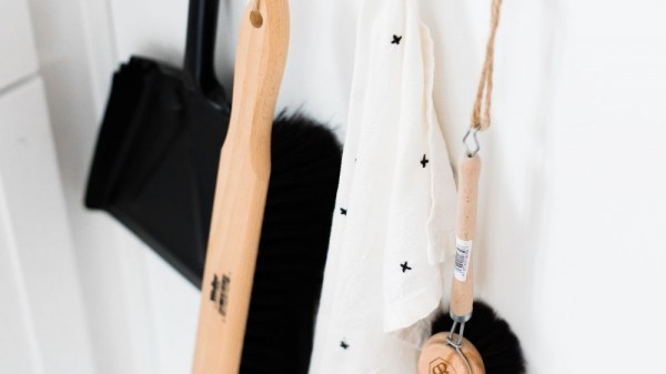 Trucos para almacenar los productos de limpieza en poco espacio