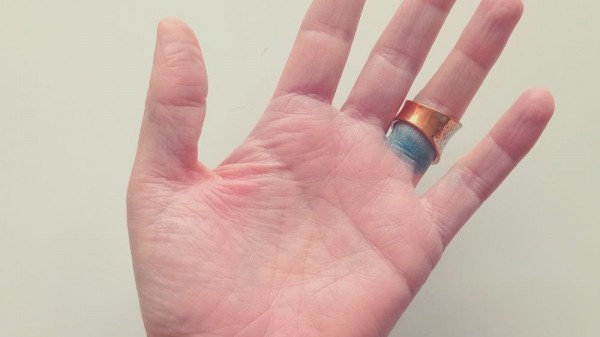 Manchas verdes de los anillos: ¿por qué salen y cómo evitarlas?