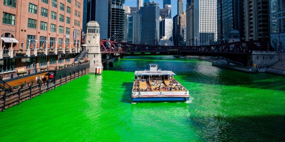 rio chicago teñido de verde