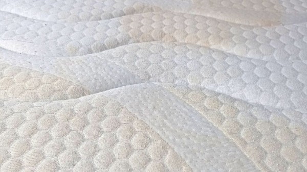 Cómo limpiar orina de un colchón: trucos y consejos