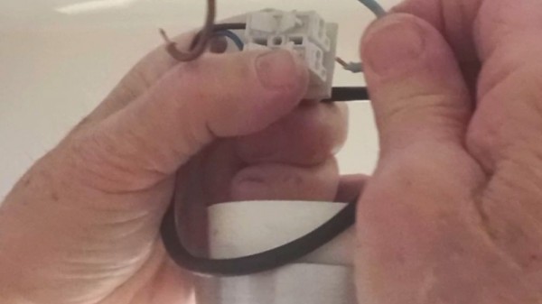 Cómo conectar los cables de una lámpara de techo