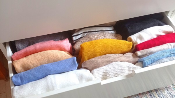 Cómo doblar ropa en vertical para desordenar menos y ahorrar más espacio