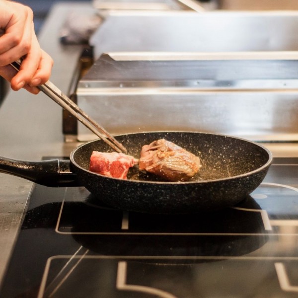 Mi sartén antiadherente se pega, ¿qué puedo hacer?