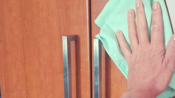 Cómo limpiar la grasa de los muebles de cocina: trucos y consejos