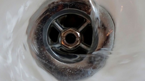 Cómo desatascar un desagüe de forma casera y sencilla